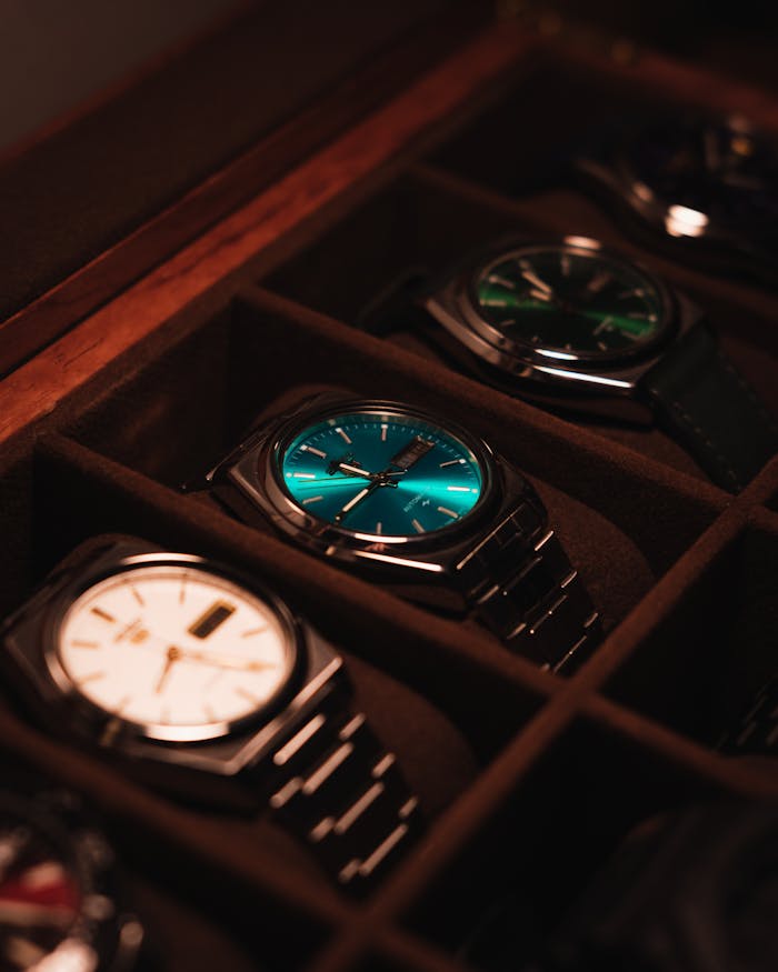 Menus Showcase of elegant luxury watches in a display case with warm lighting.